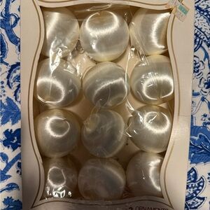 Luxurious vintage Pearl White Ornament Set